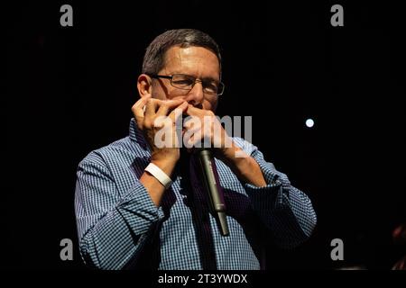 Adam Glasser spielt die chromatische Mundharmonika live mit dem Adam Glasser Quartet, dem Scarborough Jazz Festival 2023 Stockfoto