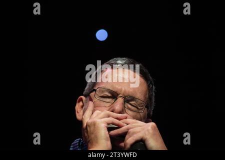 Adam Glasser spielt die chromatische Mundharmonika live mit dem Adam Glasser Quartet, dem Scarborough Jazz Festival 2023 Stockfoto