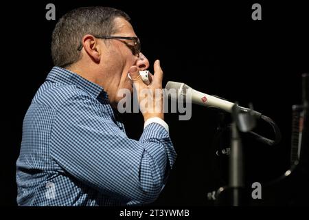 Adam Glasser spielt die chromatische Mundharmonika live mit dem Adam Glasser Quartet, dem Scarborough Jazz Festival 2023 Stockfoto