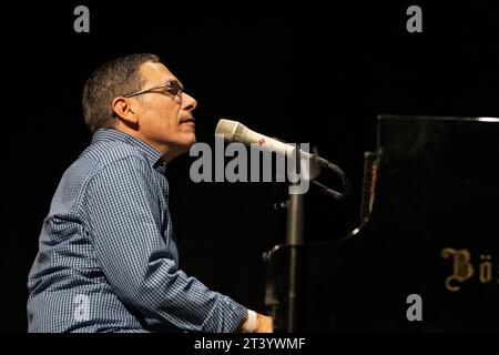 Adam Glasser spielt die chromatische Mundharmonika live mit dem Adam Glasser Quartet, dem Scarborough Jazz Festival 2023 Stockfoto