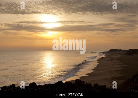 Sunrise Happisburgh Beach Time und Tide Bell Stockfoto