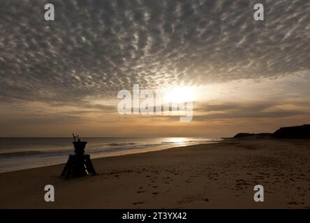 Sunrise Happisburgh Beach Time und Tide Bell Stockfoto