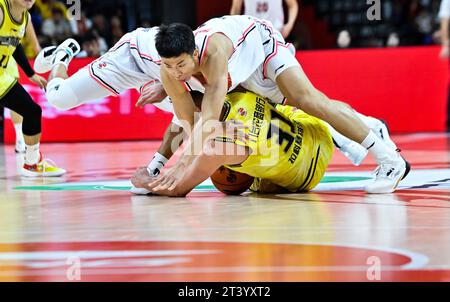 Changchun, chinesische Provinz Jilin. Oktober 2023. Nicholas Rakocevic (unterster) von Jilin Northeast Tigers streitet um den Ball während des Spiels der 3. Runde zwischen Guangdong Southern Tigers und Jilin Northeast Tigers in der Saison 2023-2024 der chinesischen Basketball Association (CBA) Liga in Changchun, nordöstlich Chinas Provinz Jilin, 27. Oktober 2023. Quelle: Yan Linyun/Xinhua/Alamy Live News Stockfoto