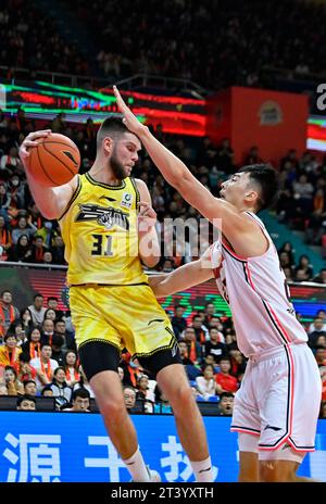 Changchun, chinesische Provinz Jilin. Oktober 2023. Nicholas Rakocevic (L) von Jilin Northeast Tigers tritt während des 3. Rundenspiels zwischen Guangdong Southern Tigers und Jilin Northeast Tigers in der Saison 2023-2024 der chinesischen Basketball Association (CBA) Liga in Changchun, nordöstlicher Provinz Jilin, am 27. Oktober 2023 an. Quelle: Yan Linyun/Xinhua/Alamy Live News Stockfoto