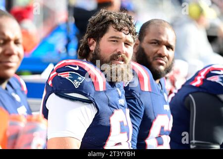 Foxborough, Massachusetts, USA. Oktober 2023. David Andrews (60) steht in der zweiten Halbzeit gegen die Buffalo Bills in Foxborough, Massachusetts. Eric Canha/Cal Sport Media/Alamy Live News Stockfoto