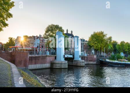 Amsterdam Liftbrücke Kanal Fluss mit Booten Stockfoto