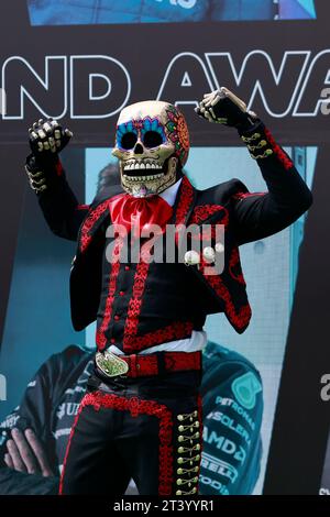 MEXIKO-Stadt, Mexiko. Oktober 2023. Ein Dia de los Muertos-Darsteller im Paddock bei Vorschauen vor dem Grand Prix von Mexiko im Autodromo Hermanos Rodriguez am 26. Oktober 2023 in Mexiko-Stadt - während des Grand Prix von Mexiko im Magdalena Mixhuca Park im Autodromo Hernando Rodriguez, Formel 1 Grand Prix von Mexiko, Formel 1 GP von Mexiko 2023, Formel 1 in Mexiko, Grand Prix du Mexique de Formule 1, kostenpflichtiges Bild, Copyright © Ulises CUEVAS/ATP Images (CUEVAS Ulises/ATP/SPP) Credit: SPP Sport Press Photo. /Alamy Live News Stockfoto