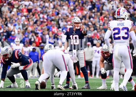 22. Oktober 2023; New England Patriots Quarterback Mac Jones (10) signalisiert Teamkollegen während der zweiten Halbzeit gegen die Buffalo Bills in Foxborough, Massachusetts. Eric Canha/Cal Sport Media Stockfoto