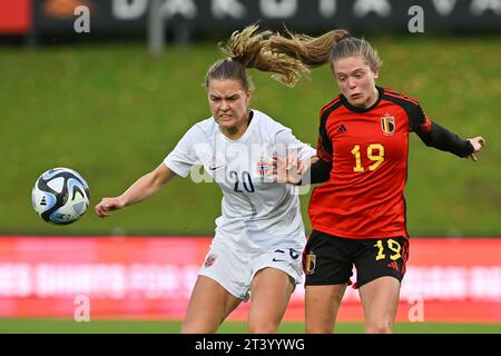 Deinze , Belgien .26. Oktober 2023, Deinze, Belgien. Oktober 2023. Valesca Ampoorter (19) aus Belgien und Iris Omarsdottir (20) aus Norwegen, die am Freitag, den 26. Oktober 2023 in Deinze, Belgien, während eines Freundschaftsspiels zwischen den Nationalfrauen unter 23 Mannschaften Belgiens, die roten Flammen genannt werden, und Norwegen gezeigt wurden. Quelle: Sportpix/Alamy Live News Stockfoto