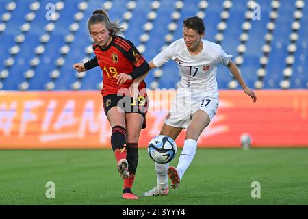 Deinze , Belgien .26. Oktober 2023, Deinze, Belgien. Oktober 2023. Valesca Ampoorter (19) aus Belgien und Rakel Engesvik (17) aus Norwegen, die während eines Freundschaftsspiels zwischen den Nationalfrauen unter 23 Mannschaften aus Belgien, die roten Flammen genannt werden, und Norwegen am Freitag, den 26. Oktober 2023 in Deinze, Belgien, gezeigt wurden. Quelle: Sportpix/Alamy Live News Stockfoto