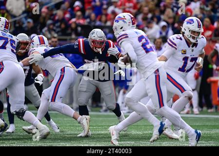 22. Oktober 2023; Linebacker Anfernee Jennings (33) der New England Patriots beobachtet den Ball in der zweiten Halbzeit gegen die Buffalo Bills in Foxborough, Massachusetts. Eric Canha/Cal Sport Media Stockfoto