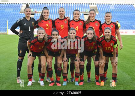 Deinze, Belgien. Oktober 2023. Belgisches Team mit Karlijn Helsen (22) belgischer Valesca Ampoorter (19) belgischer Lore Jacobs (17) belgischer Lyndsey Van Belle (14) belgischer Rania Boutiebi (11) belgischer Lisa Petry (9) belgischer Fran Meersman (5) belgischer Sterre Gielen (4) belgischer Romy Camps (3) Torhüterin Femke Bastiaen (1) aus Belgien Luna Vanzeir (10) aus Belgien, dargestellt während eines Freundschaftsspiels zwischen den Nationalfrauen unter 23 Mannschaften aus Belgien, die roten Flammen genannt werden, und Norwegen am Freitag, den 26. Oktober 2023 in Deinze, Belgien. Quelle: Sportpix/Alamy Live News Stockfoto