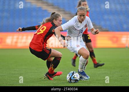 Deinze, Belgien. Oktober 2023. Julie Blakstad (16) aus Norwegen und Valesca Ampoorter (19) aus Belgien, die während eines Freundschaftsspiels zwischen den Frauen unter 23 Mannschaften aus Belgien, den roten Flammen, und Norwegen am Freitag, den 26. Oktober 2023 in Deinze, Belgien, gezeigt wurden. Quelle: Sportpix/Alamy Live News Stockfoto