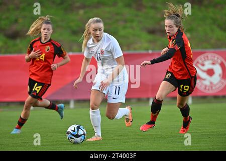 Deinze, Belgien. Oktober 2023. Anna Josendal (11) aus Norwegen und Valesca Ampoorter (19) aus Belgien, die während eines Freundschaftsspiels zwischen den Nationalfrauen unter 23 Teams aus Belgien, die roten Flammen, und Norwegen am Freitag, den 26. Oktober 2023 in Deinze, Belgien, gezeigt wurden. Quelle: Sportpix/Alamy Live News Stockfoto