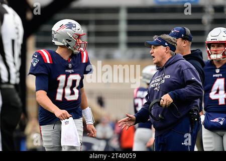 22. Oktober 2023; der Cheftrainer der New England Patriots spricht mit Quarterback Mac Jones (10) während der zweiten Halbzeit gegen die Buffalo Bills in Foxborough, Massachusetts. Eric Canha/Cal Sport Media Stockfoto