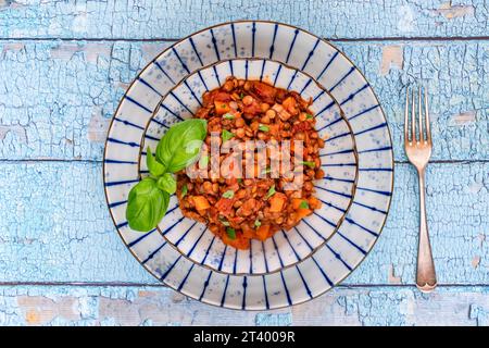 Vegetarische Linsenbolognese mit Pilzen und Karotten Stockfoto