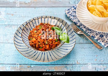Vegetarische Linsenbolognese mit Pilzen und Karotten Stockfoto