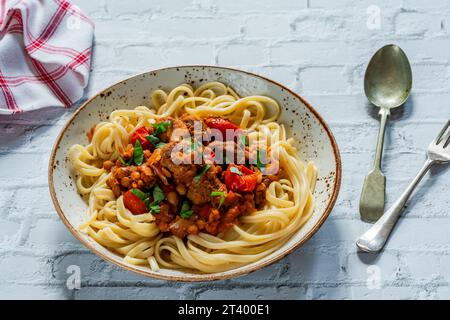 Fleischbällchen in Tomaten- und Linsensauce mit Linguinnudeln Stockfoto