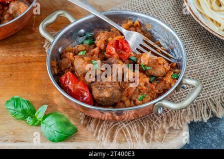 Fleischbällchen in Tomaten-Linsen-Sauce Stockfoto