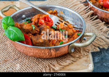 Fleischbällchen in Tomaten-Linsen-Sauce Stockfoto