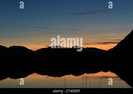 Geheimnisvolle blaue Stunde Sonnenaufgang bei der Begegnung der Gewässer in Killarney, Irland. Erhabener Bildschirmschoner Hintergrundhintergrund mit Kopierraum – inspirierend Stockfoto