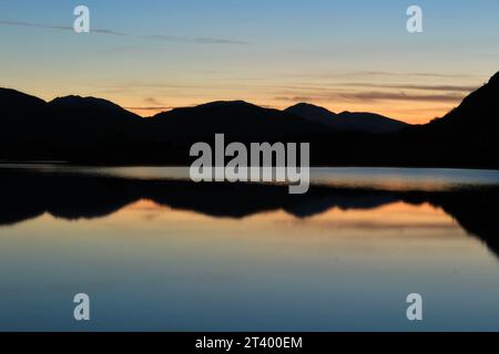 Atemberaubende blaue Stunde, Dämmerung oder Dämmerung über dem Zusammenfluss der Gewässer im Killarney National Park im Winter. Nahansicht vom Aussichtspunkt aus Stockfoto