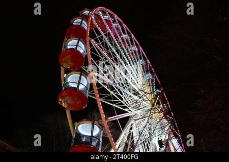 Riesenrad auf dem Edinburgh Christmas Market bei Nacht. Konzept für Abendunterhaltung, Vergnügungsparks, Joyride Stockfoto