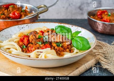 Fleischbällchen in Tomaten- und Linsensauce mit Linguinnudeln Stockfoto