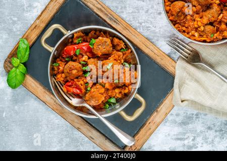 Fleischbällchen in Tomaten-Linsen-Sauce Stockfoto