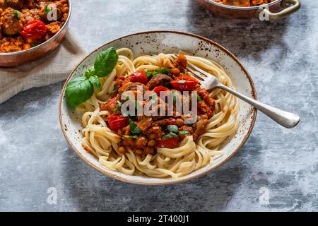 Fleischbällchen in Tomaten- und Linsensauce mit Linguinnudeln Stockfoto