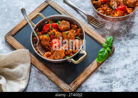 Fleischbällchen in Tomaten-Linsen-Sauce Stockfoto
