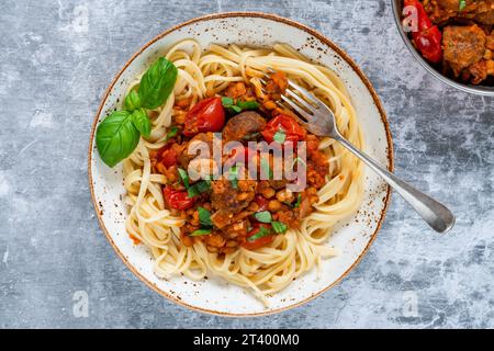 Fleischbällchen in Tomaten- und Linsensauce mit Linguinnudeln Stockfoto