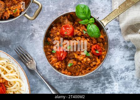 Fleischbällchen in Tomaten-Linsen-Sauce Stockfoto