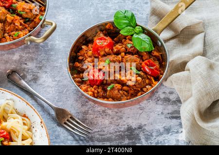 Fleischbällchen in Tomaten-Linsen-Sauce Stockfoto