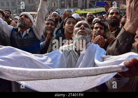 Srinagar, Indien. Oktober 2023. Kaschmiri muslimische Gläubige beten während des jährlichen islamischen Festes am Schrein des Sufi-heiligen Scheich Syed Abdul Qadir Jeelani in Srinagar. Quelle: SOPA Images Limited/Alamy Live News Stockfoto