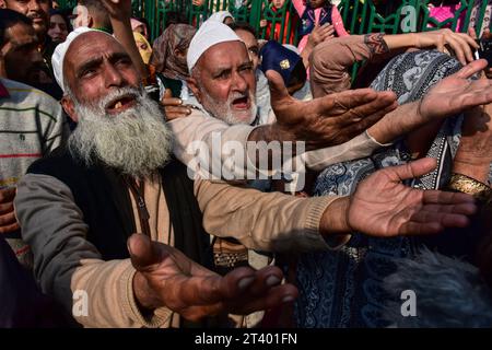 Srinagar, Indien. Oktober 2023. Kaschmiri muslimische Gläubige beten während des jährlichen islamischen Festes am Schrein des Sufi-heiligen Scheich Syed Abdul Qadir Jeelani in Srinagar. Quelle: SOPA Images Limited/Alamy Live News Stockfoto