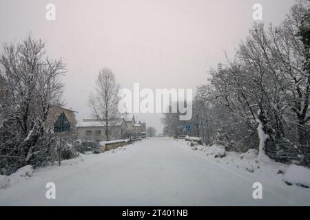 Immagine della storica nevicata del 2012 nel Montefeltro Stockfoto