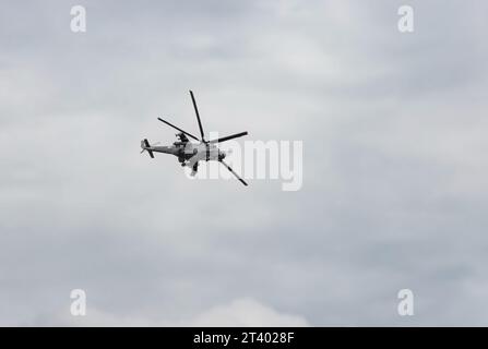 Der Militärhubschrauber fliegt in der Luft. Stockfoto
