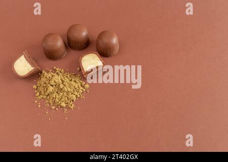Top View Braun Cannabis Schokolade Süßigkeiten Und Grünes Hanf Protein Pulver Auf Braunem Hintergrund. Kopierbereich Für Text. Horizontale Ebene Stockfoto