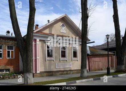 Fragment eines Holzhauses aus dem Jahr 1923 mit geschnitzten Plattenbändern in Gorodets, Russland Stockfoto