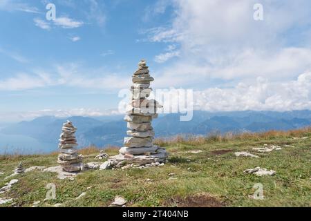 Steinhaufen, die von Wanderern auf dem Gipfel des Monte Baldo am Gardasee in der Nähe von Malcesine in Italien aufgehäuft wurden Stockfoto