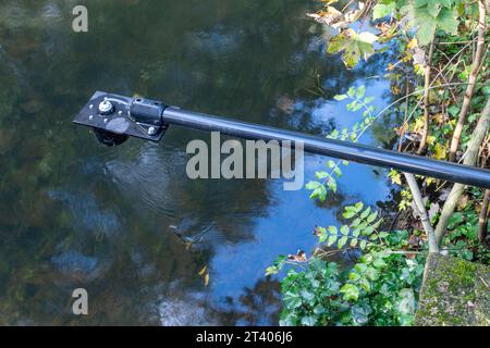 Solarbetriebene Überwachungsstation am River Blackwater an der Blackwater Bridge in Camberley, Surrey, England, Großbritannien Stockfoto