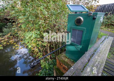 Solarbetriebene Überwachungsstation am River Blackwater an der Blackwater Bridge in Camberley, Surrey, England, Großbritannien Stockfoto