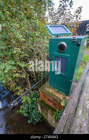 Solarbetriebene Überwachungsstation am River Blackwater an der Blackwater Bridge in Camberley, Surrey, England, Großbritannien Stockfoto