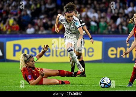 Salerno, Italien. Oktober 2023. Alexia Putellas aus Spanien und Barbara Bonansea aus Italien treten am 27. Oktober 2023 im Arechi-Stadion in Salerno (Italien) um den Ball an. Quelle: Insidefoto di andrea staccioli/Alamy Live News Stockfoto