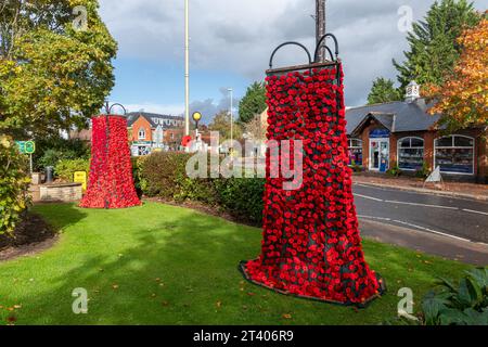 Dekorationen zum Gedenktag, für Mohntag, Herbst 2023, Mohnkaskade im Dorf Hook in Hampshire, England, Großbritannien Stockfoto