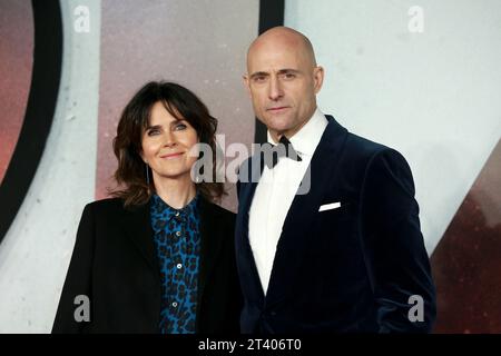 London, Großbritannien. Dezember 2019. Mark Strong und Liza Marshall nehmen an der „1917“ Weltpremiere und Royal Performance am Odeon Luxe Leicester Square in London, England, Teil. (Foto: Fred Duval/SOPA Images/SIPA USA) Credit: SIPA USA/Alamy Live News Stockfoto