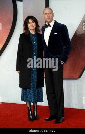 London, Großbritannien. Dezember 2019. Mark Strong und Liza Marshall nehmen an der „1917“ Weltpremiere und Royal Performance am Odeon Luxe Leicester Square in London, England, Teil. (Foto: Fred Duval/SOPA Images/SIPA USA) Credit: SIPA USA/Alamy Live News Stockfoto