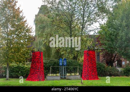 Dekorationen zum Gedenktag, für Mohntag, Herbst 2023, Mohnkaskade im Dorf Hook in Hampshire, England, Großbritannien Stockfoto