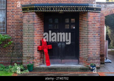 Dekorationen zum Gedenktag, für Mohntag, Herbst 2023, Hook Village in Hampshire, England, Großbritannien. Stockfoto